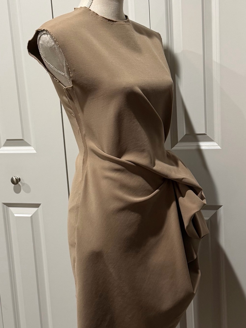 LANVIN RIVER 2009 TAN SCULPTURAL SIDE DRAPE DRESS - FR 36 - Picture 4 of 6